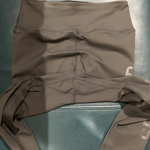 Spiritual Gangster Grey Essential Leggings Spell Out On Leg Size Small - Picture 6 of 7